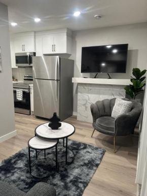 Luxurious Home in NW Calgary, Free Parking, High Speed Internet, Near Grocery and Airport